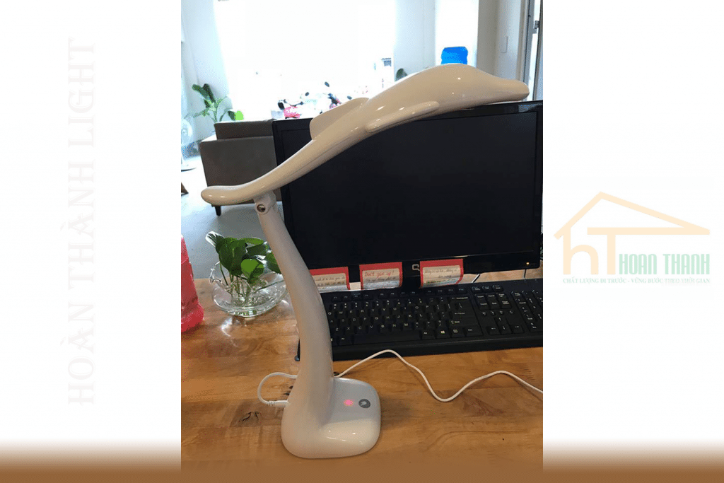 Mẫu đèn bàn làm việc cho bé hình cá heo xám